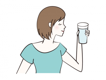 水を飲む女性のイラスト